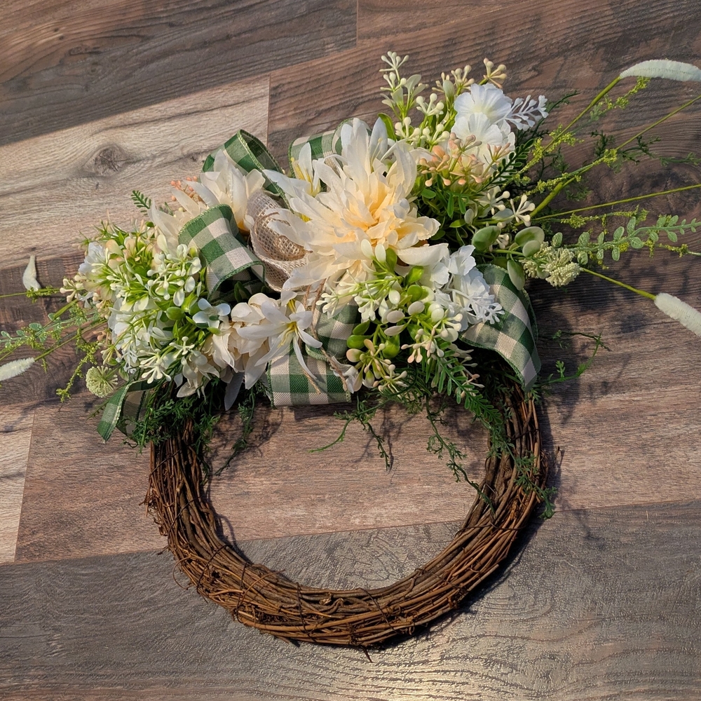 Elegant Floral Wreath with Green Accents - Picture 4 of 8